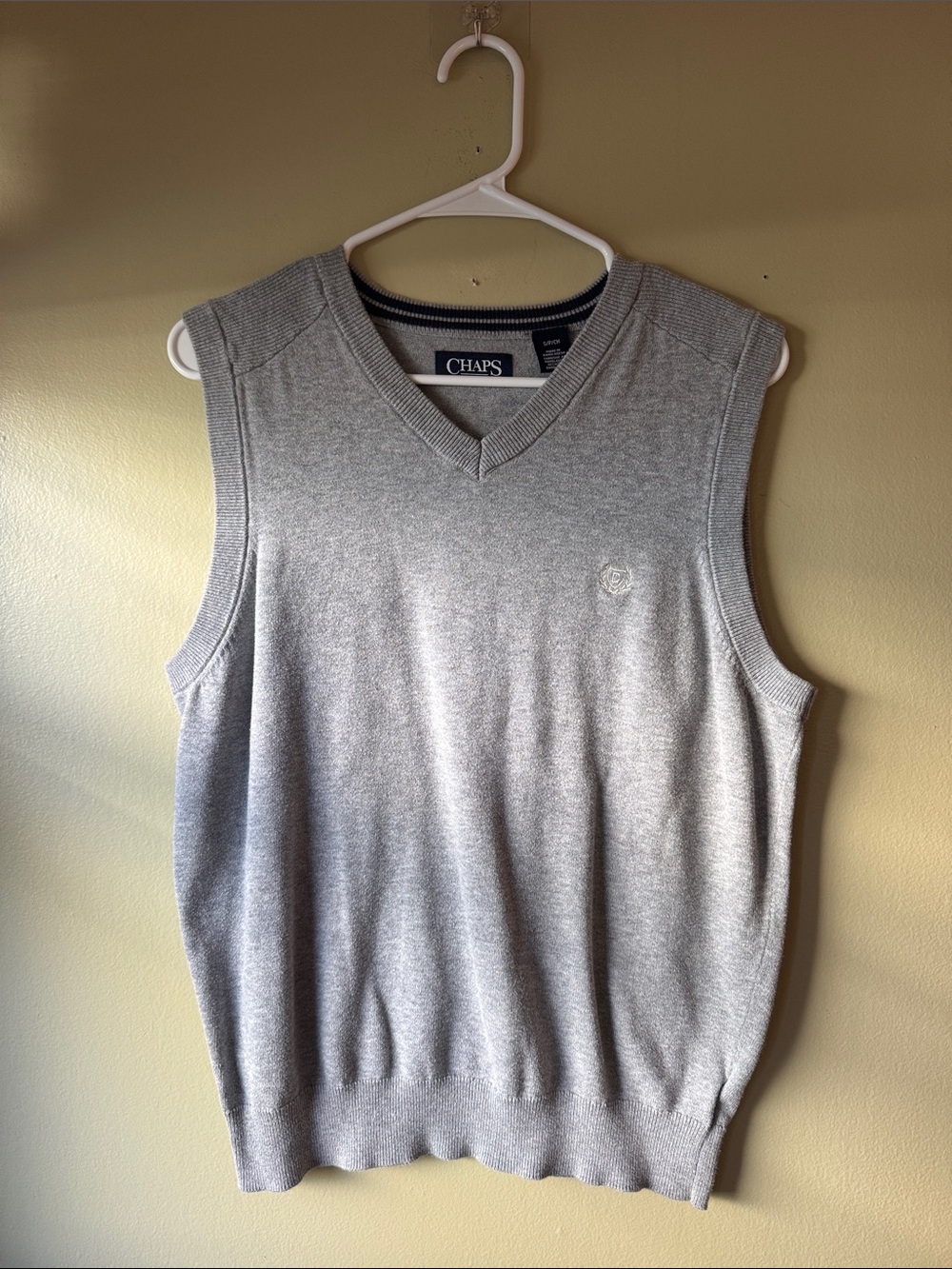 Chaps Men’s Light Gray V-Neck Sweater Vest